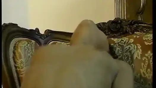 Bu sevimli sarışın bebek açık havada amıyla oynamak zorunda