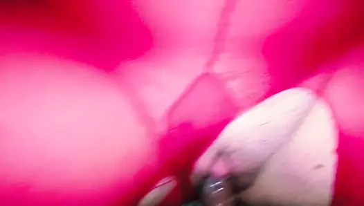 Footjob sikme ve boşalmak üzerinde parlak kırmızı külotlu çorap