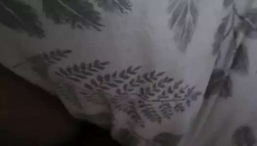 Üvey anne giriyor ve üvey oğluna yarak kaybedilirken yakalandı