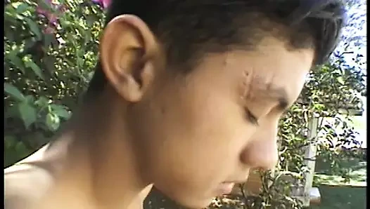 Muhteşem tatlı kız sulu amını büyük biseksüel direğe sert siktiriyor