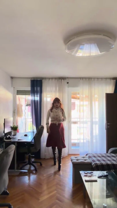 Yüksek topuklu ve güzel inci ve topuklu ayakkabılarla dolaşan travesti daireyi uyandırdı.
