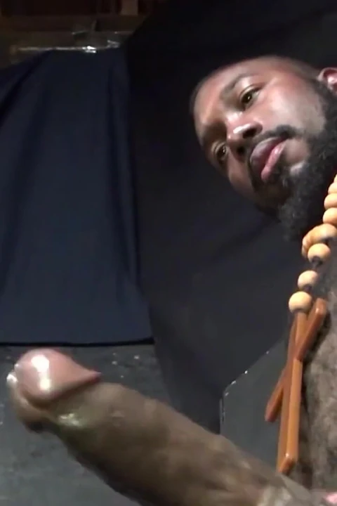 Kirli döller rahip gibi giyinmiş iki kaslı adam arasında sahne 4_interracial seks