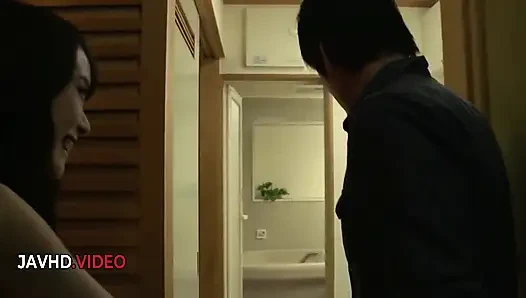 Vidéo japonaise pour adultes, une femme au foyer brune séduisante savoure pleinement son escapade érotique