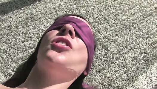 Gözleri bağlı Alman piliç sikiliyor ve yüzüne boşalma