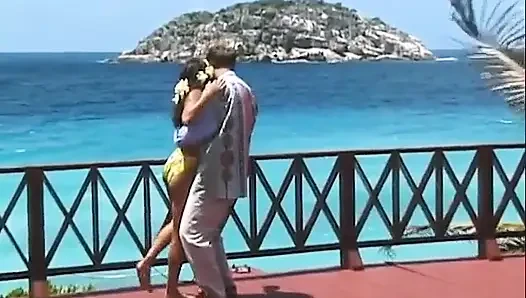 Minyon esmer açık havada amını ve götünü siktiriyor