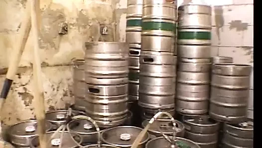 Tatlı tıraşlı amcık sarışın bebek mağazada büyük yarağı emiyor ve sikiyor