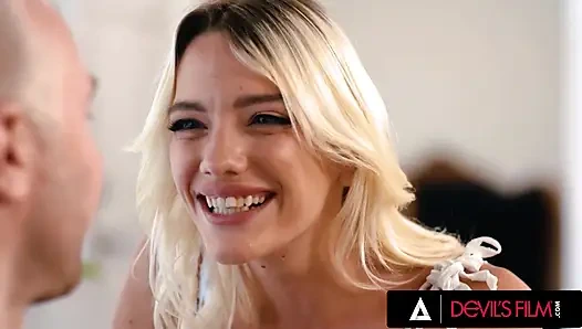 Devils filmi - Kenna James erkek arkadaşını saklanırken yakalıyor ve mastürbasyon yapıyor ve sonra sert seks için yalvarıyor