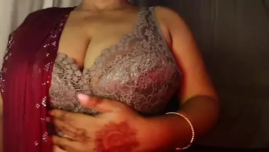 Ateşli büyük göğüsler ve meme ucu gösterisi.