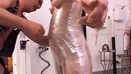 Askıya alınan GErman kaltak naylonla sikiliyor