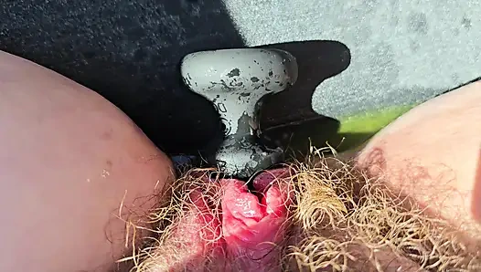 Klitoris pompalıyor fışkırtıyor ve arabada kendime işiyorum.