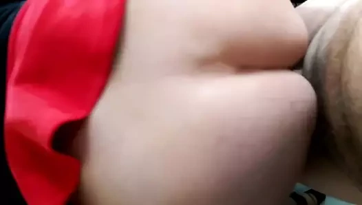 Olgun kanepede vurma alır.