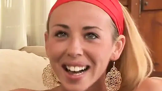 Blondine mit kleinen titten hilft älteren mann, mit ihren füßen zu wichsen