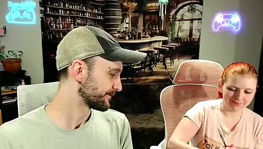 Rewuwa Oturup Vibratöre Biniyor Kutu açılıp Mastürbasyon Yapıyor
