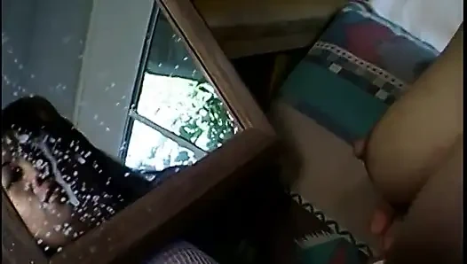 Asyalı kız senin için aynada göğüslerini sağıyor