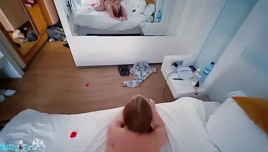 Yoğun tatil sikişi - otel hizmetçisi bizi duydu ve çaldı