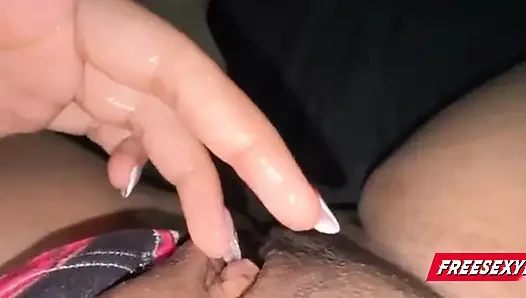 Ücretsiz porno: Üvey kız kardeşi götten sikilirken çok sert fışkırtıyor