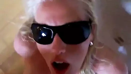 Güneş gözlüğü takan sürtük yüz alır