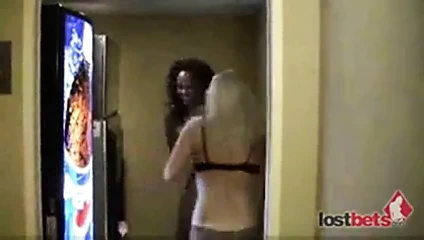 Seksi amatörler komik striptiz oyunları için para ödedi