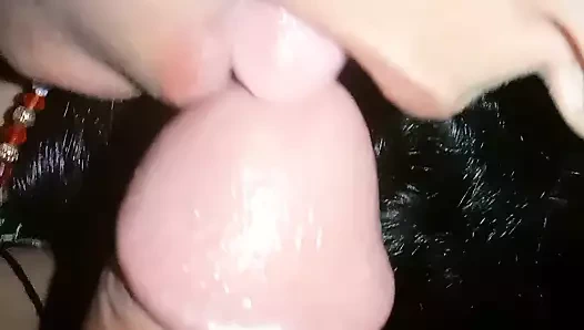 Üvey kız kardeş ağza kamera çekiyor ve su içiyor