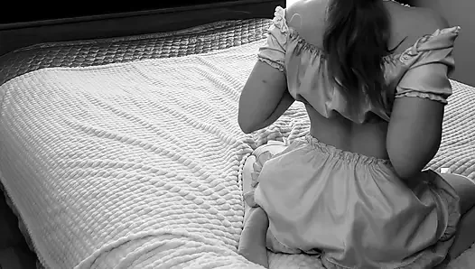 Genç bir piliç baştan çıkarıcı bir şekilde domalarak ayağa kalktı ve heyecan yaşadı