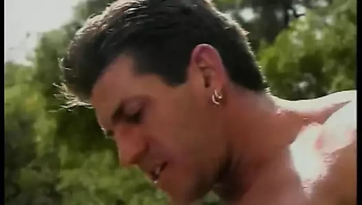 Sürtük sakso çektikten sonra havuz kenarında sert sikişiyor ve sonra boşalıyor