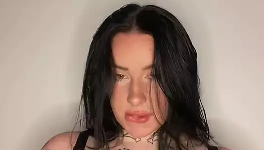 Büyük memeli İngiliz genç kız edepsizce konuşuyor