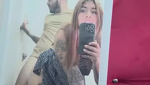 Aynanın önünde sikişiyor