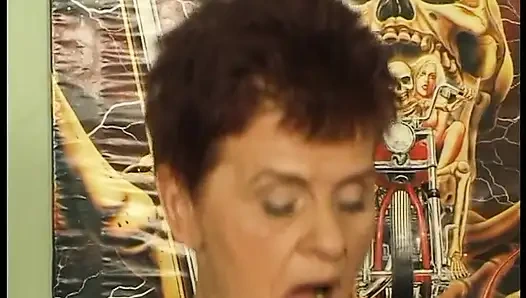 Çoraplı nine kıllı amına dildo sokuyor ve genç adam tarafından sikiliyor