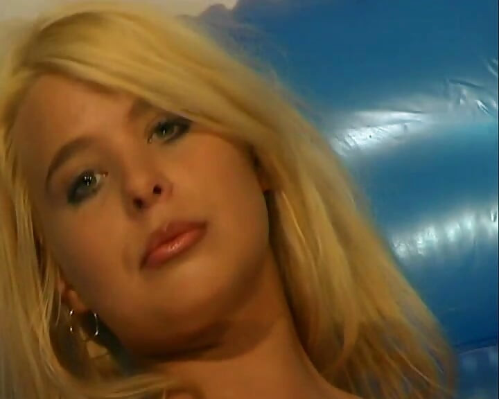 Çek Cumhuriyeti'nden – Katerina, bu video sayesinde başarılı bir porno yıldızı olan sarışın