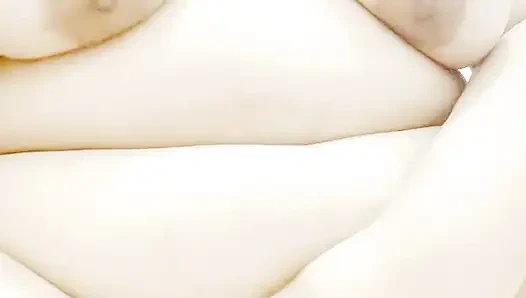 Yapraklı kız güzel bedenini ve büyük göğüslerini mastürbasyon yaparken gösteriyor