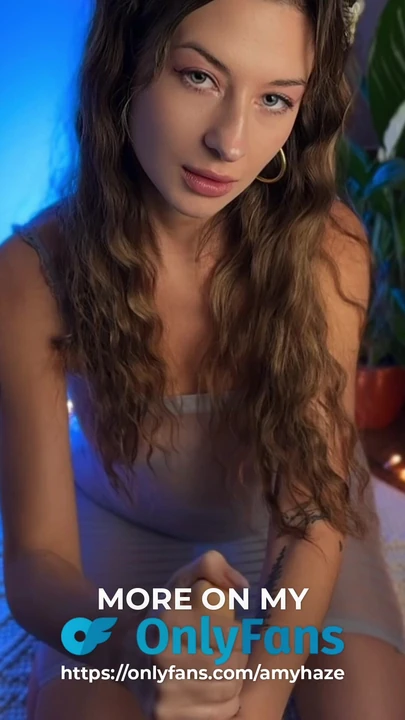 Sevimli bir esmer dildoyla oynuyor