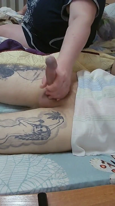 Kayınvalide sikimi sıvazlıyor ve penisten sperm akışını izliyor | Klip 1