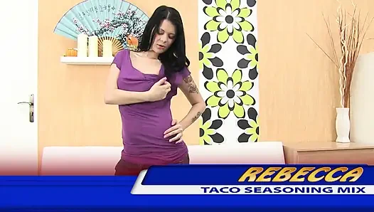 Azgın genç kız her iki deliği de sikiyor