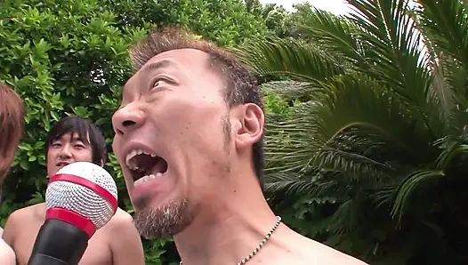 Havuz başında yaz kızlarla grup seks seansı