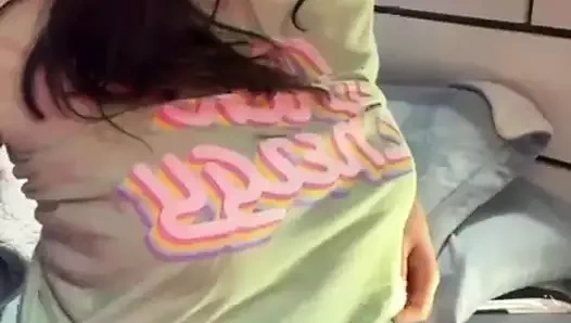 Genç güzel kız harika kıvrımlarını gösteriyor