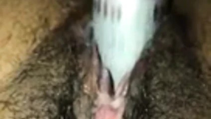 Шлюшка трахает себя