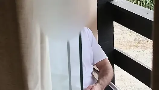 Şok olan üvey anne üvey oğlunu balkonda mastürbasyon yaparken yakalıyor ama bitirmesini sağlıyor