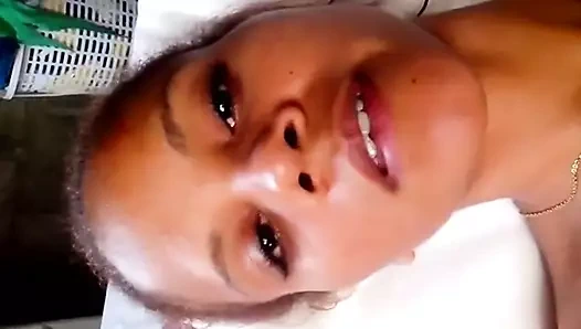 Carolina yarasası. kıçını parmaklamak