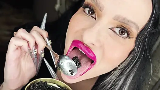 Siyah Havyar Yiyorum, Son Derece Uzun Stiletto Tırnaklarıyla Seni Azdırıyorum Ve Seni aşağılıyorum