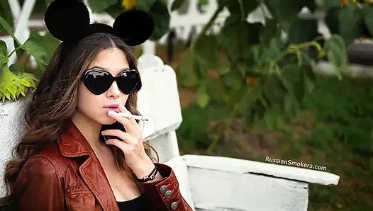 Şehvetli Rus melek güneş ışığında sigara içiyor