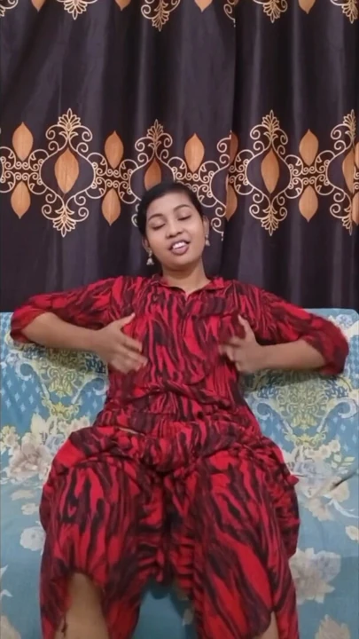 Güzel yalnız kız amını parmaklayıp Creampie gösteriyor | Klip 1