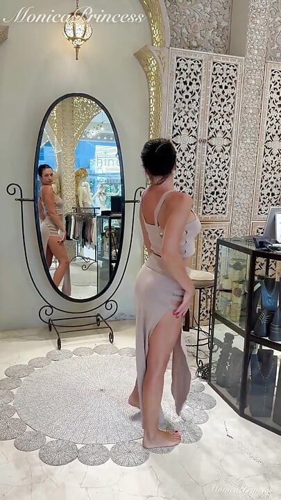 Seksi Bali kıyafetleri butikte deniyor