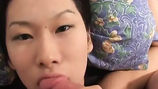 Seksi Asyalı sürtük yüzüne büyük bir boşalma alıyor