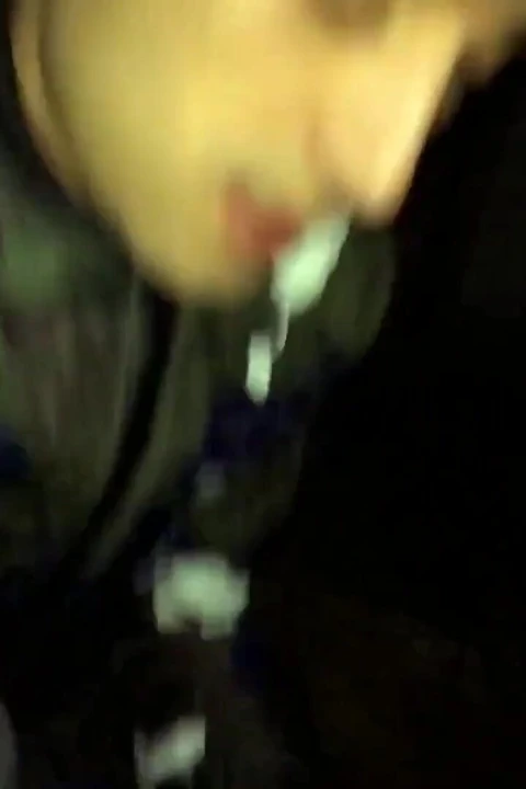 Twink çok fazla döl atıyor ve dölünü osurtuğu şeyi yakın çekim gösteriyor