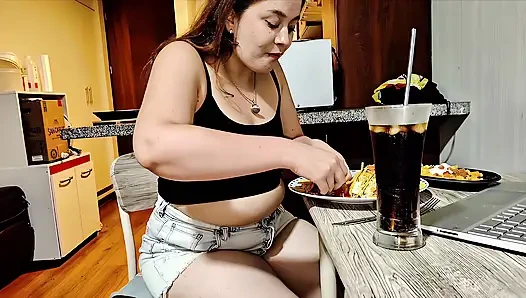 Nicole'ün taco doldurması - karnının büyümesini izle!