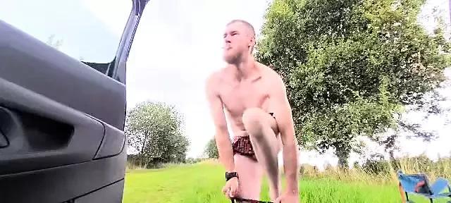 Ледяная на улице голая с дилдо