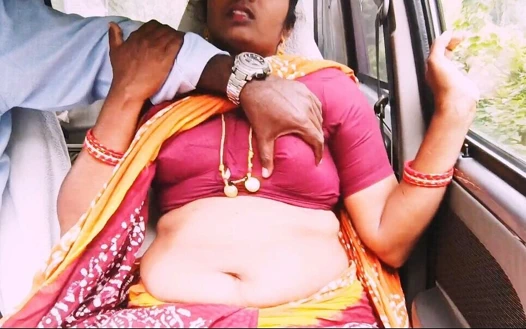 Hintli araba seksi. Üvey anne uzun sürüşte üvey oğluyla sikişmeye çalışıyor. Telugu edepsizce konuşuyor.
