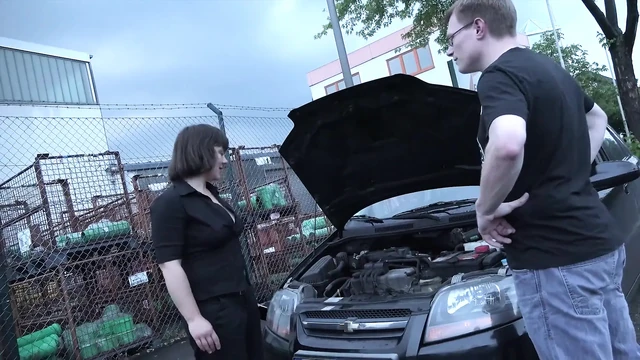 Hatun iki yarağı emdikten ve sikişten sonra ağzına boşalıyor