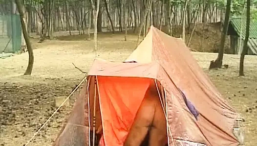 Almanya'dan kızıl saçlı genç kız kampta aç ağzını dolduruyor