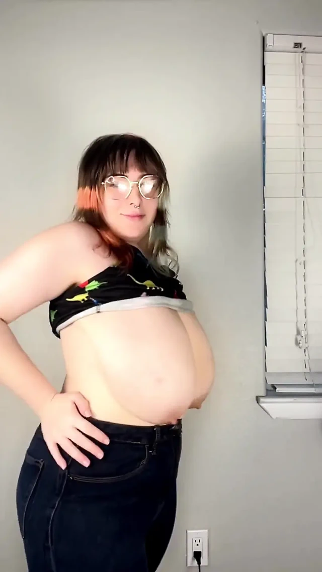 Büyük memeli orta yaşlı seksi kadın atlıyor